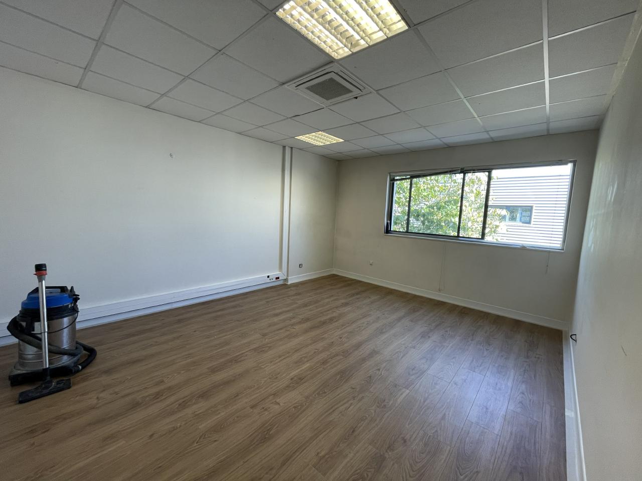 Local d'activité Décines-Charpieu 1256m² Location local d'activité Décines-Charpieu Rhône OLACT2424547 8